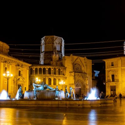 Plaza de la Virgen in Valencia bei Nacht